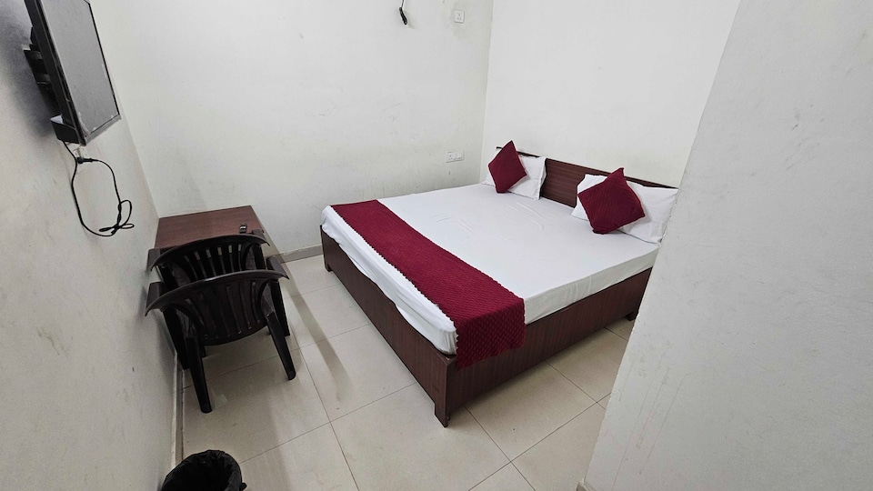 Hotel O golden blue , Noida Expressway SEZ, Noida