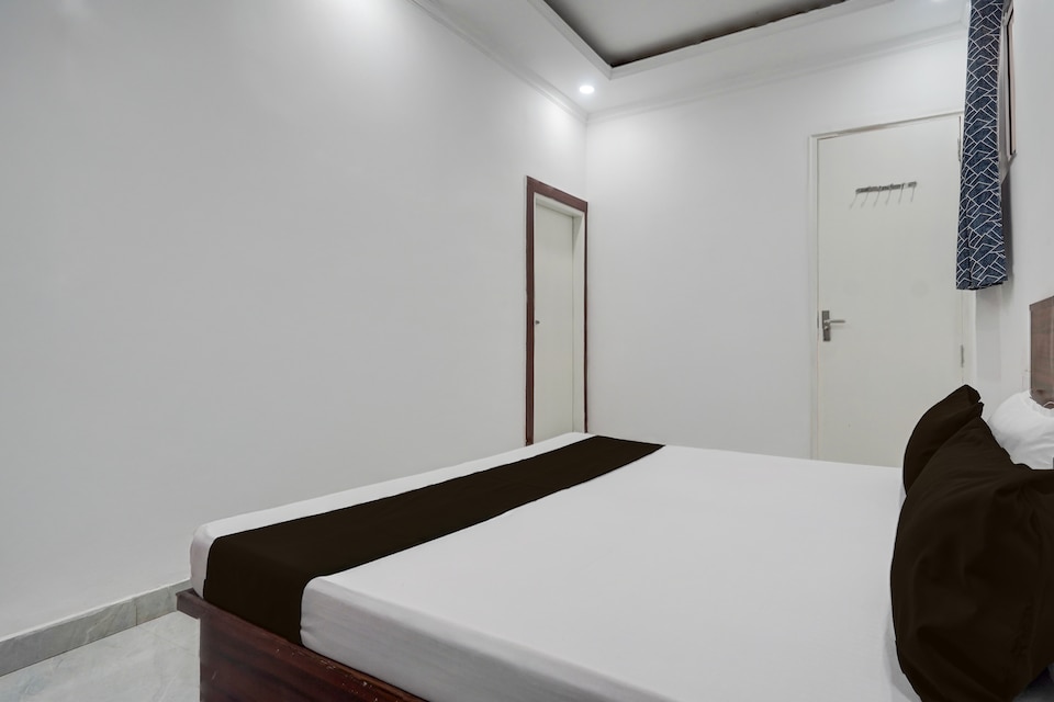 SPOT ON DARSHAN PALACE, Ayodhya, Ayodhya