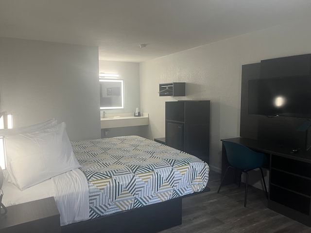 1 King Bed | Mob Acc RI Shwr Nsmk Micfridg