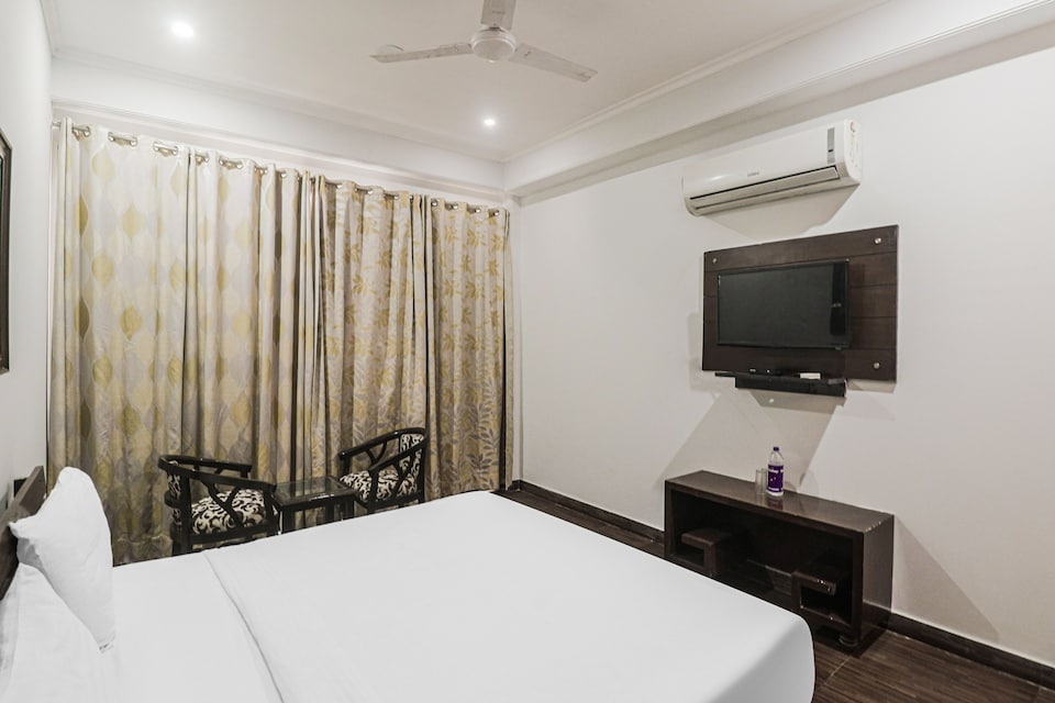Back Packers Hotel, Medanta, Gurgaon