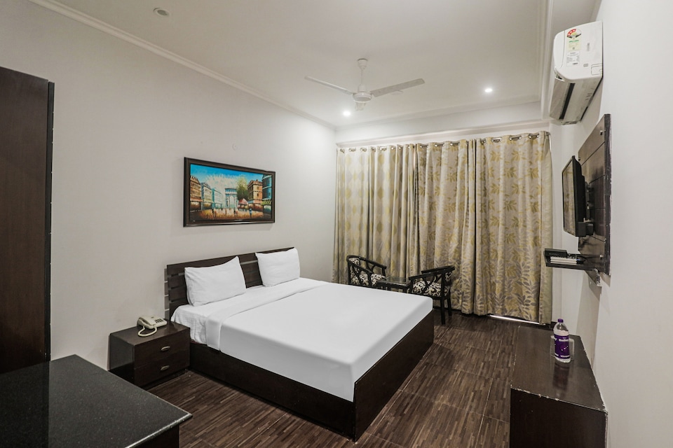 Back Packers Hotel, Medanta, Gurgaon