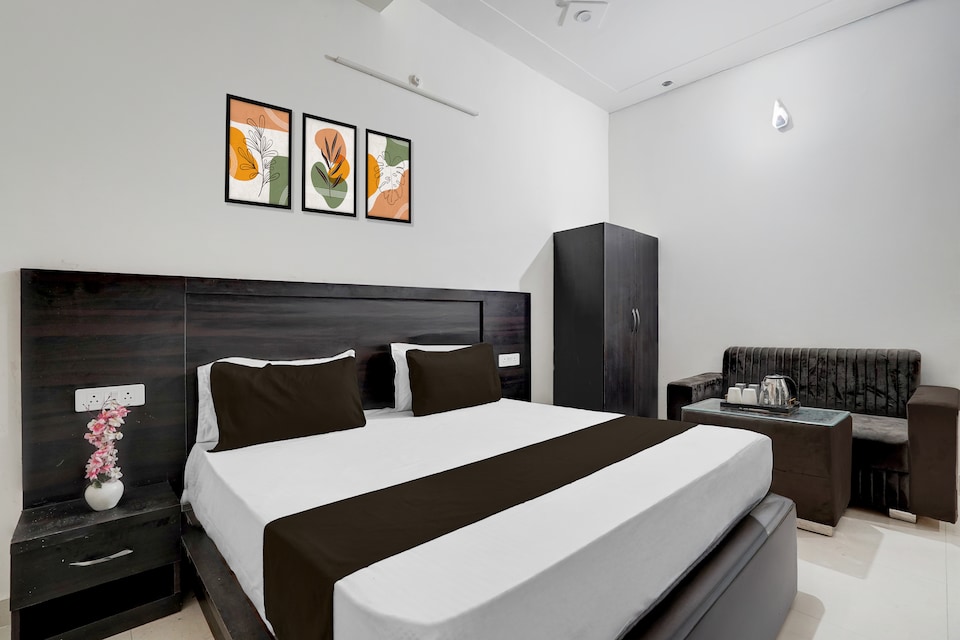 Hotel O Shree Guru Kanha Vaishno Dham, Banke Bihari Mandir Vrindavan, Vrindavan