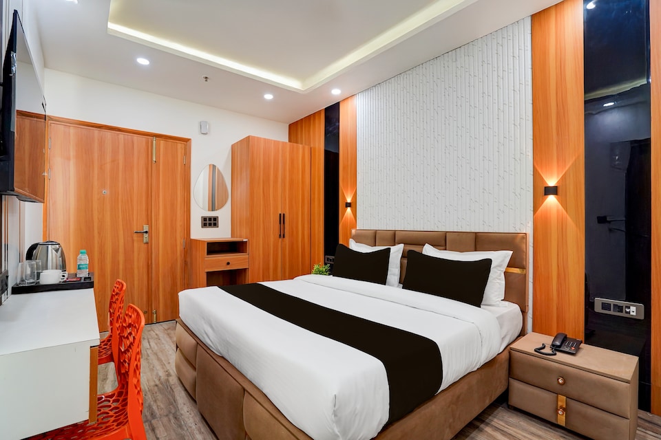 Townhouse Preet Vihar Delhi, Anand Vihar Delhi, Delhi