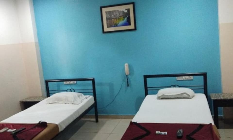 SPOT ON Hotel Golden, Azampur, Azampur