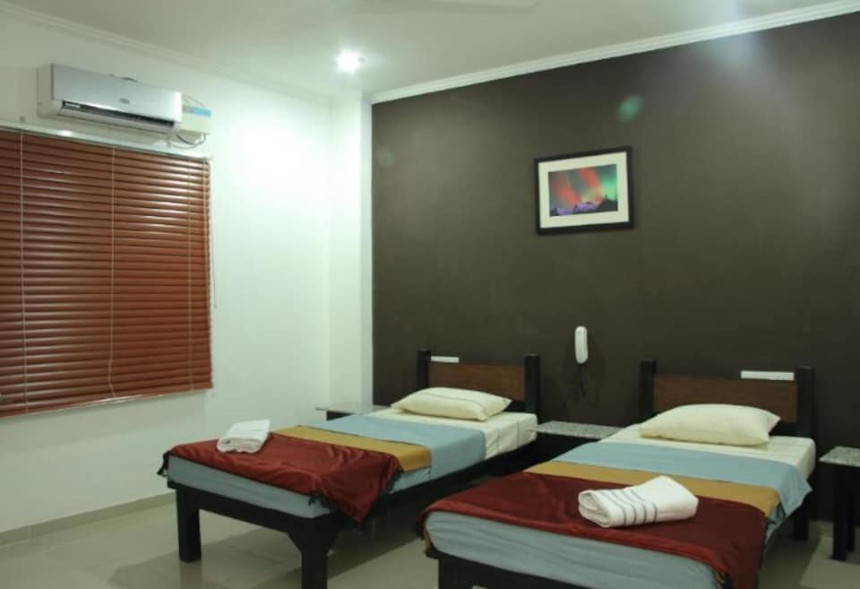 SPOT ON Hotel Golden, Azampur, Azampur