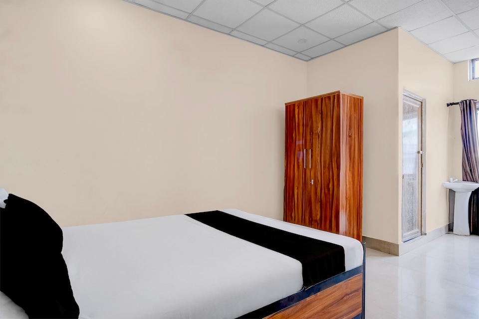 SPOT ON Hotel Royal Heritage , Six Mile Guwahati, Guwahati