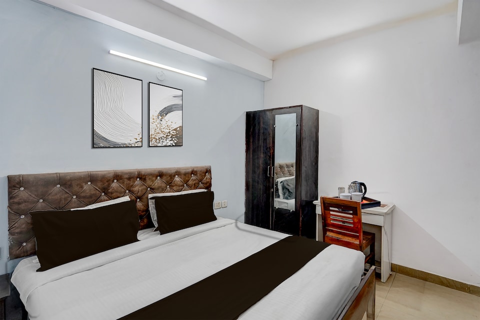 Collection O Uttam Nagar West Metro Station Formerly Vishwas Park, Dwarka Delhi, Delhi