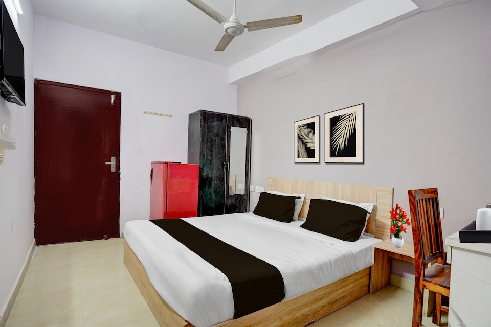 Collection O Uttam Nagar West Metro Station Formerly Vishwas Park, Dwarka Delhi, Delhi