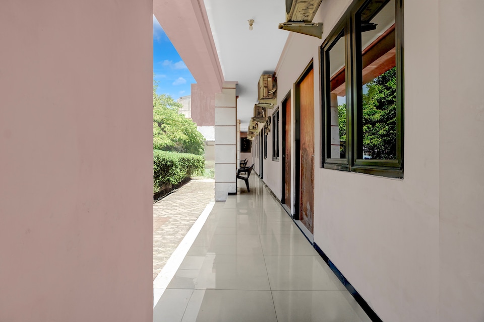 OYO 94899 Nilskost Syariah Near Upn, Rungkut, Surabaya