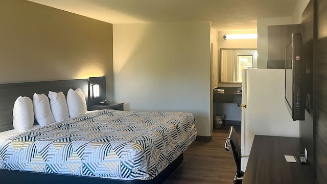 1 King Bed | Non-Smoking, Kitchen