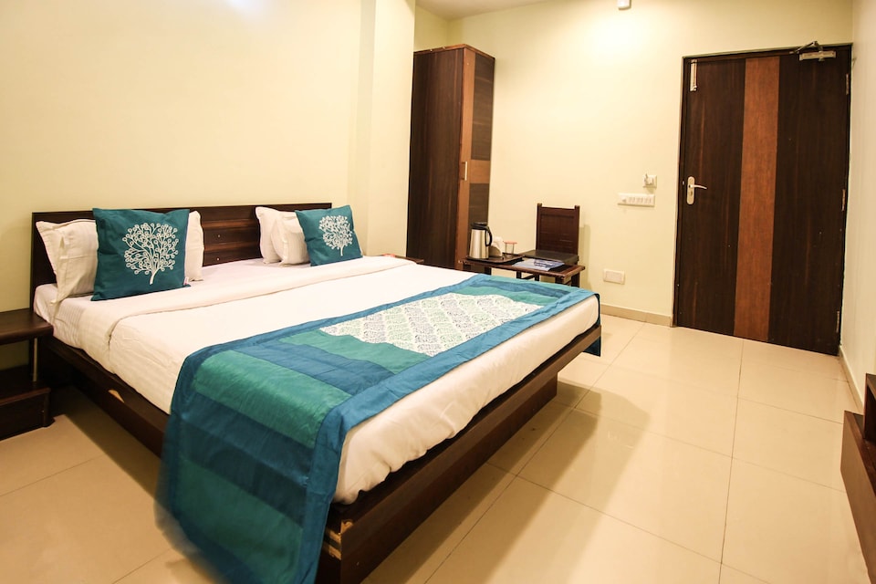 OYO 2500 Hotel Almond inn, Sarkhej Ahmedabad, Ahmedabad