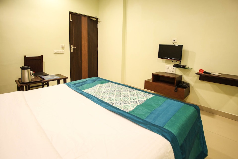 OYO 2500 Hotel Almond inn, Sarkhej Ahmedabad, Ahmedabad
