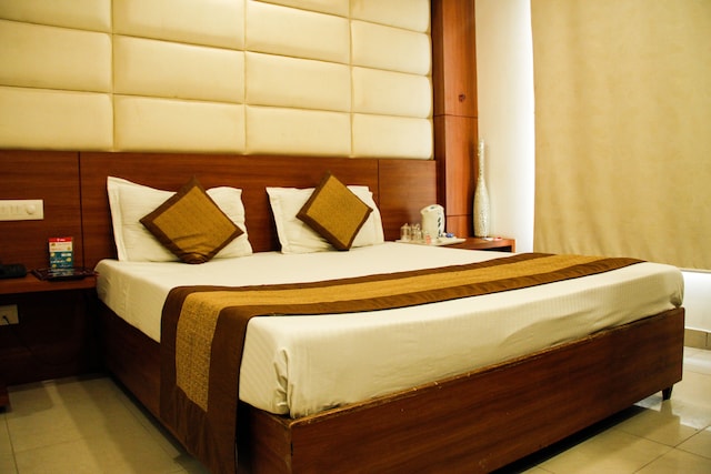 OYO Hotel Chaupal Near Leisure Valley Park