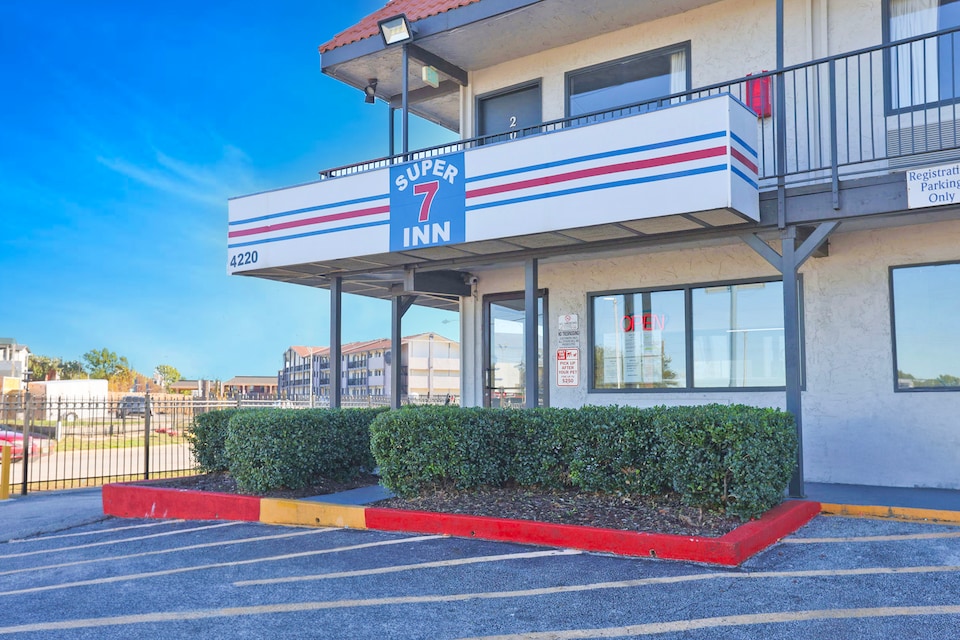 Super 7 Inn Dallas Near Duncanville, C75104, Dallas