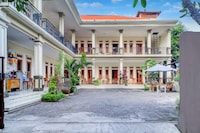 Dancenter Budget Door Legian Inn