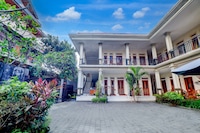 Dancenter Budget Door Legian Inn