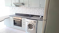 Spacious 2 bedroom Apt Near Marina Tram