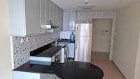 Spacious 2 bedroom Apt Near Marina Tram