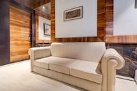 Super Townhouse Oak CSJMU Kanpur Formerly Shree Dev Villa