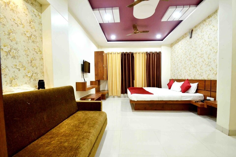 OYO 2536 Hotel President and Utsav Garden, Ujjain Indore Road, Ujjain