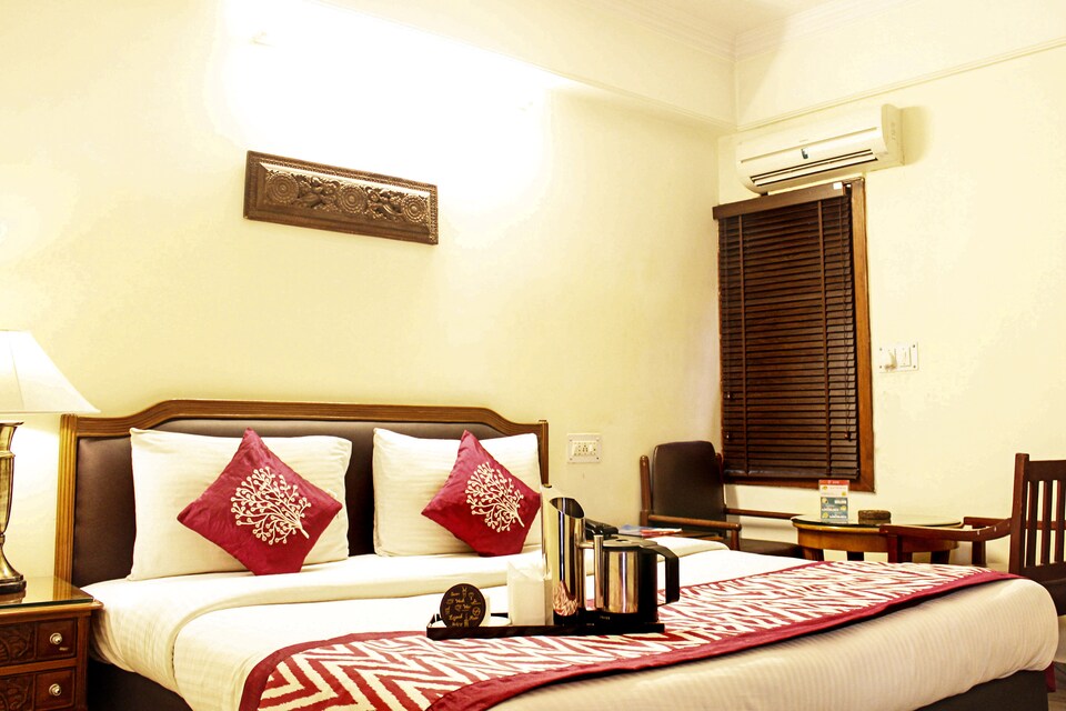 OYO 498 Hotel The Cave, Paharganj Delhi, Delhi