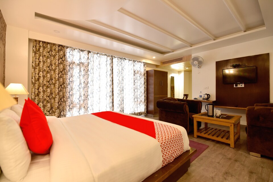 OYO 13091 Manali Grand, Naggar Road, Manali