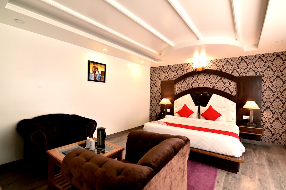 OYO 13091 Manali Grand, Naggar Road, Manali