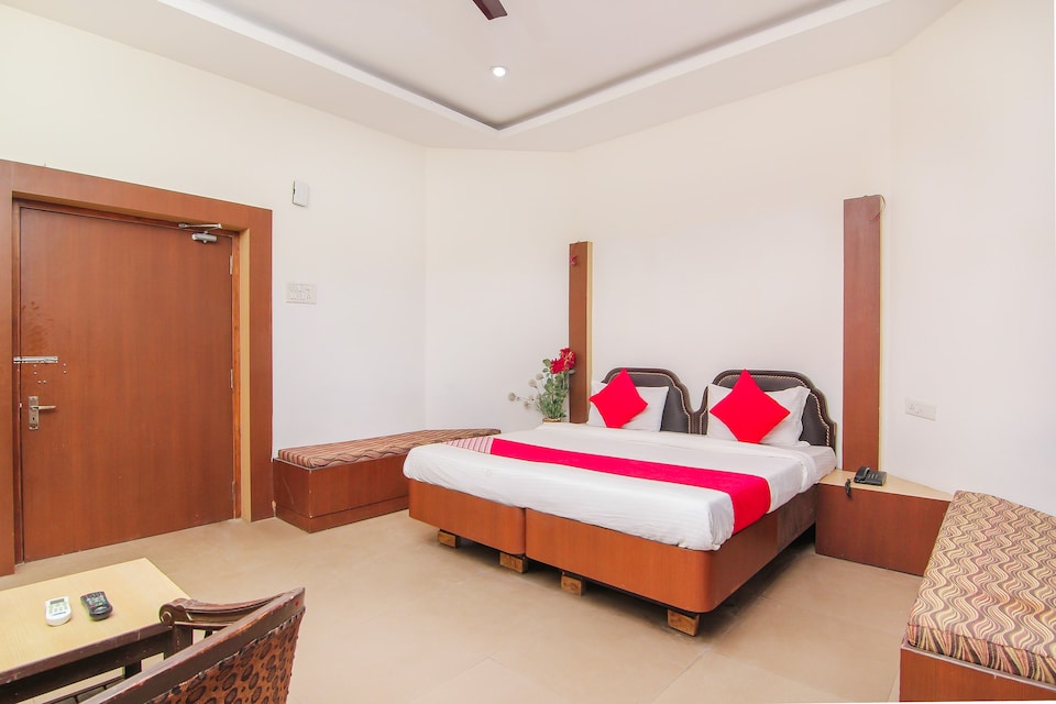 Hotel O Prayag Holidays, Railway Station Allahabad, Prayagraj