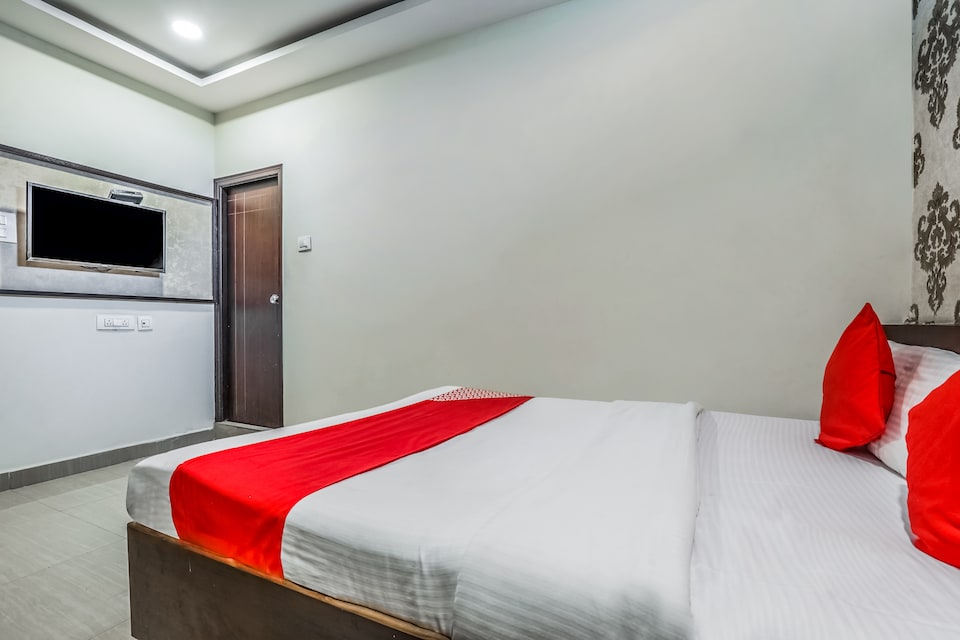 OYO 13114 SVS Luxury Rooms, Kukatpally, Hyderabad