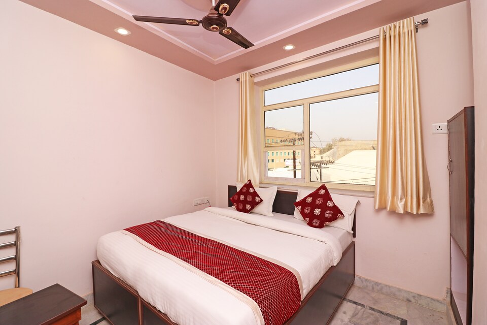 OYO 13136 HOTEL TAJ ANSH 2, Fatehabad Road, Agra