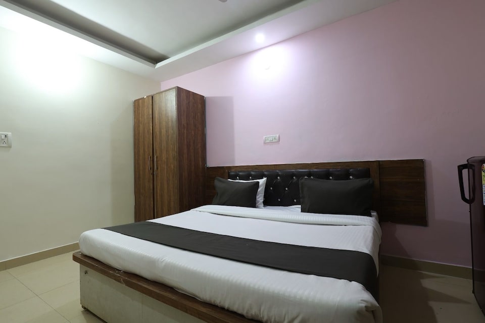 Collection O DLF Phase 3 Metro Station Gurgaon Formerly Krishnay Residency, Cyber City, Gurgaon