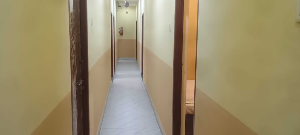 OYO Hotel OChaudhary guest house , VIP Road Kolkata, Kolkata