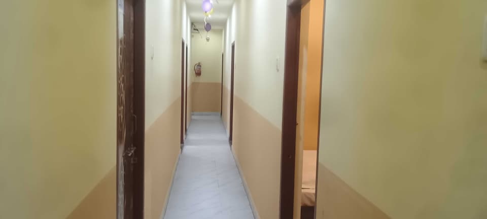 OYO Hotel OChaudhary guest house , VIP Road Kolkata, Kolkata