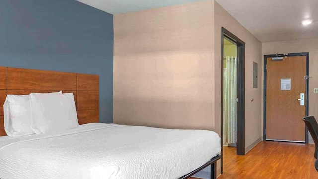 1 Full Bed | Smoking, Kitchen