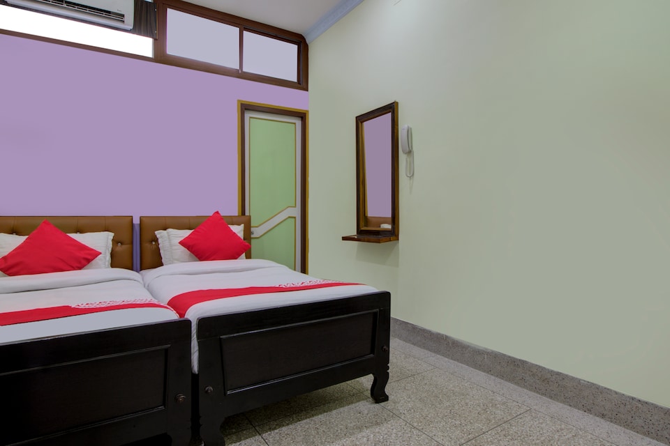 OYO HOTEL DHARA, Hong Kong Market Area Siliguri, Siliguri