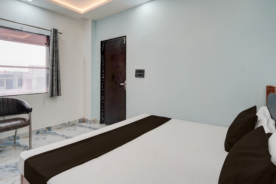 SPOT ON NEW S.M. Galaxy, Kanpur Railway Station, Kanpur