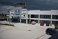Hotel Royale IAH Airport North Houston I-45