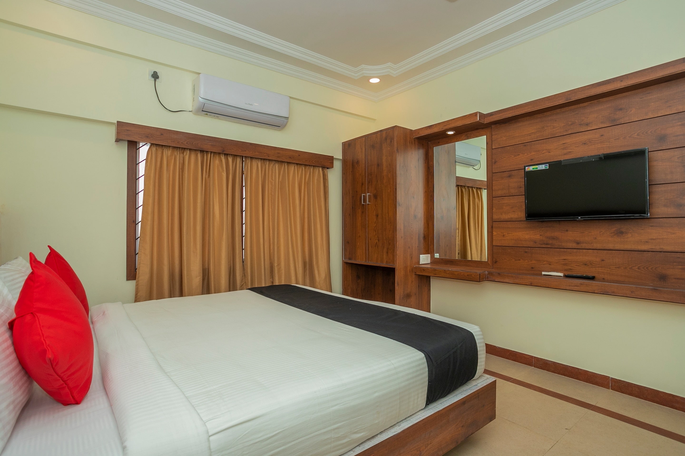 Super OYO Capital O Savi International Near Bengaluru Palace Capital O