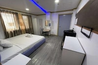 JM Lodge Near Clark Airport By Belvilla 