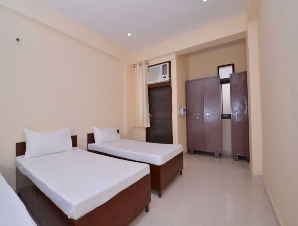 Collection O Hotel DLF Phase-4 , Huda 2, Gurgaon