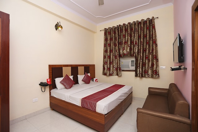 OYO Hotel Chandra Palace