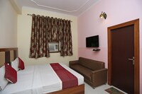 OYO Hotel Chandra Palace