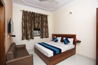 OYO Hotel Chandra Palace