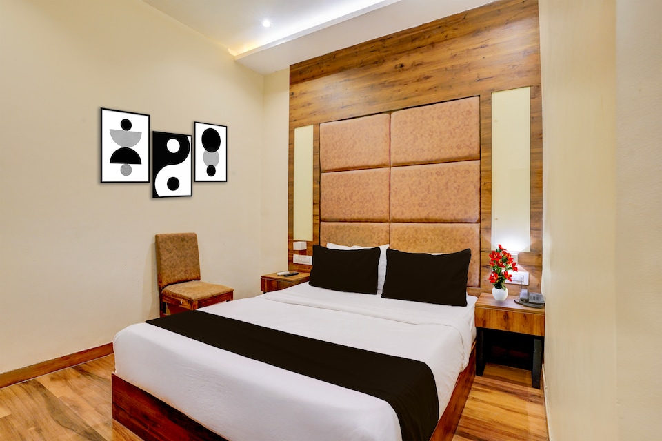 Super Townhouse LBS Road BKC Formerly Royal Palace, Mumbai International Airport, Mumbai