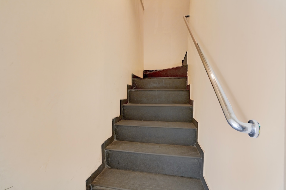 Super Townhouse LBS Road BKC Formerly Royal Palace, Mumbai International Airport, Mumbai