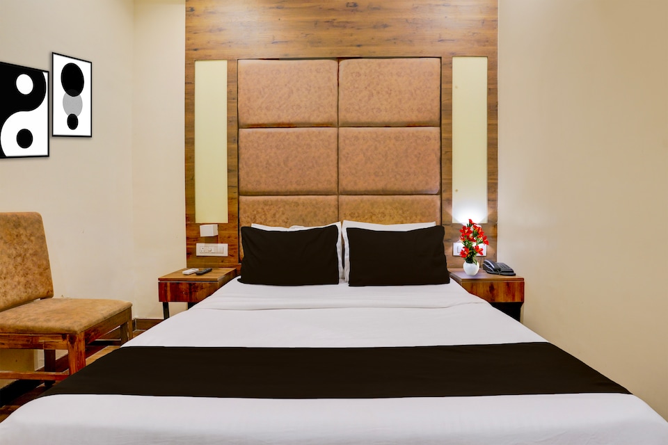 Super Townhouse LBS Road BKC Formerly Royal Palace, Mumbai International Airport, Mumbai