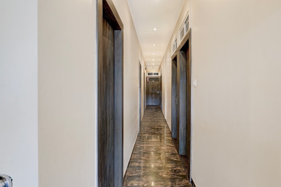 Super Townhouse LBS Road BKC Formerly Royal Palace, Mumbai International Airport, Mumbai