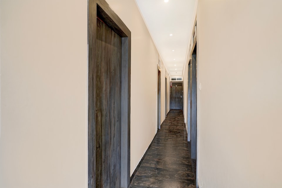 Super Townhouse LBS Road BKC Formerly Royal Palace, Mumbai International Airport, Mumbai