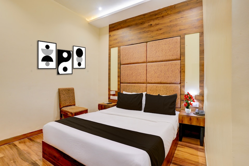 Townhouse LBS Road BKC Formerly Royal Palace, Mumbai International Airport, Mumbai