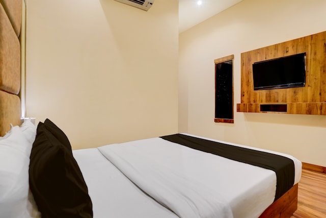 Super Townhouse LBS Road BKC Formerly Royal Palace